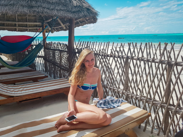 Chilling on the beach beds at White Sands Bungalows in Jambiani (Zanzibar)