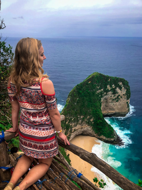 Photo platform at Kelingking beach in Nusa Penida with the T-rex