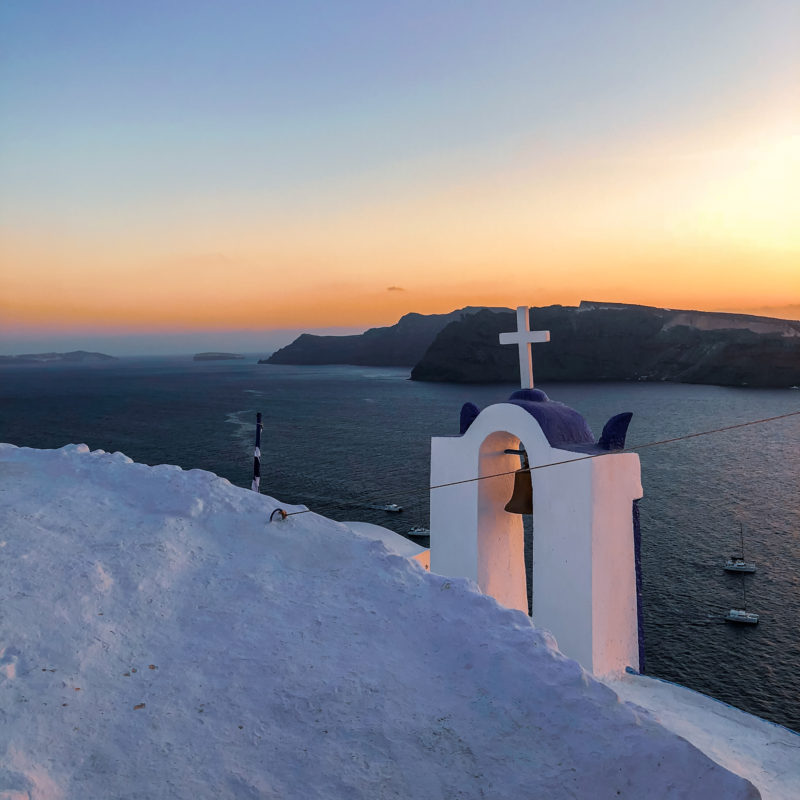 Watching the sunset at Glitzy Windmill in Oia (Santorini - Greece)