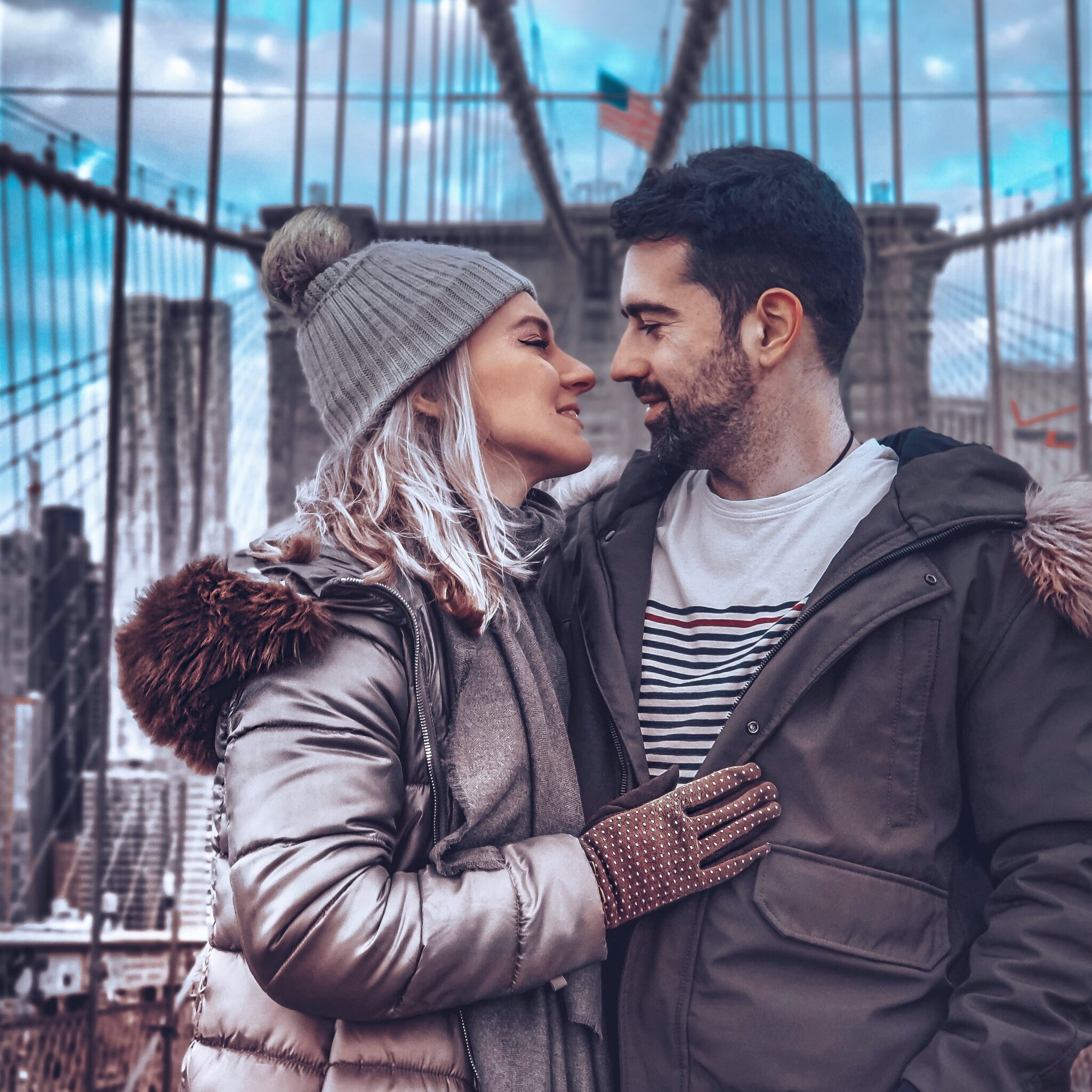 Portrait of a travel couple at Brooklyn Bridge, New York City